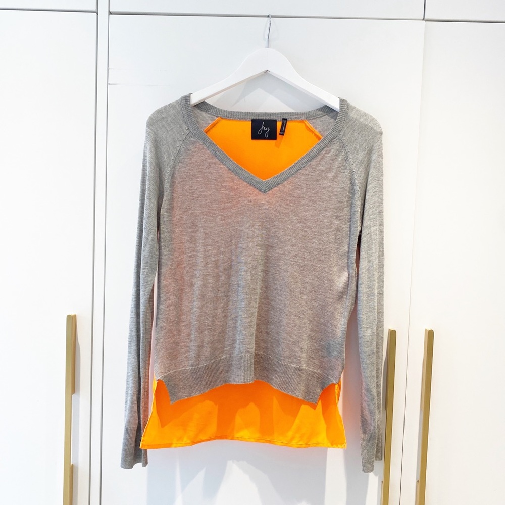 J&J Finely knit sweater with dual material